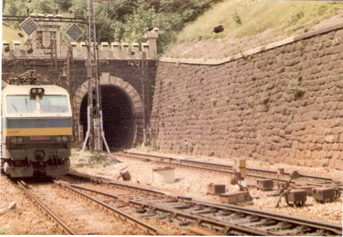  Bratislava hl. st. - staničný portál tunela, zárubný múr pod Jask. radom. Vľavo čelo ES 499.001?. Foto: Z. Piešová, 1985. 104 x 72, COLOR 