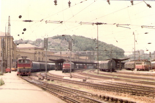  Bratislava hl. st. - pohľ. zo 6. perónu do koľajiska. Pri 1. peróne 2 x T 478.4 s rýchl., ďalej posunujúca S 458.0, S 499.0 s os. vlakom, súpr. Vľavo prieč. výpr. budovy. Foto: Z. Piešová, 1985. 105 x 72, COLOR 