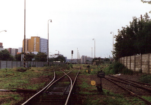  Bratislava filiálka - pohľad v osi koľaje na predmestské zhlavie v smere do stanice, stavadlo I. Foto: M. Entner, leto 1992. 178 x 126, COLOR 