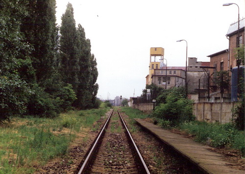  Bratislava-Slovany - pohľad v osi koľaje smerom na filiálku. Neplat. vchod. návestidlo. Vpravu nástupište zast. a závod Figaro, vľavo topole. Foto: M. Entner, leto 1992, 178 x 126, COLOR 