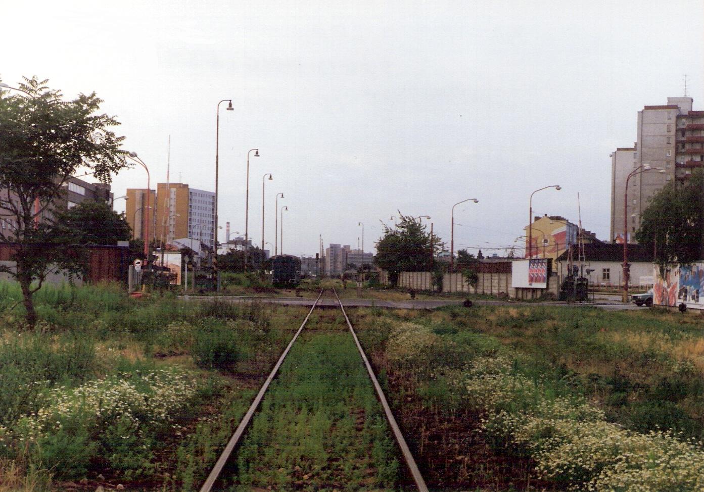  Bratislava filiálka - pohľad v osi trať koľaje do stanice. Vpredu priecestie Jarošova. Foto: M. Entner, leto 1992. 178 x 126, COLOR 