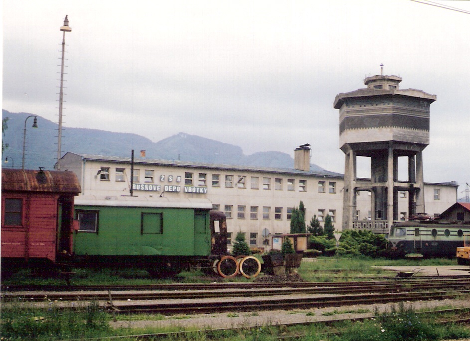  Vrútky - depo. Nová adminstr. budova a vodáreň, pod ňou 140, Sklad. vozne, osvetľ. stožiare. Foto: M. Pavlík, 30.6.1998 125 x 88, COLOR 