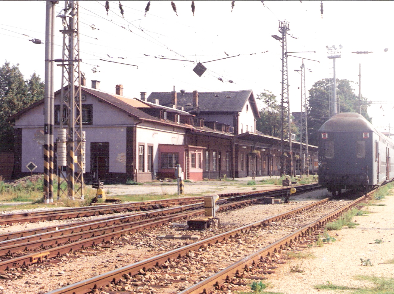  Trnava - pohľad na starú výpr. budovu od koľají. Na nich osobná poschod. súprava. Trolej, osvetľ. maják. Foto: M. Entner, 1994. 177 x 125, COLOR 