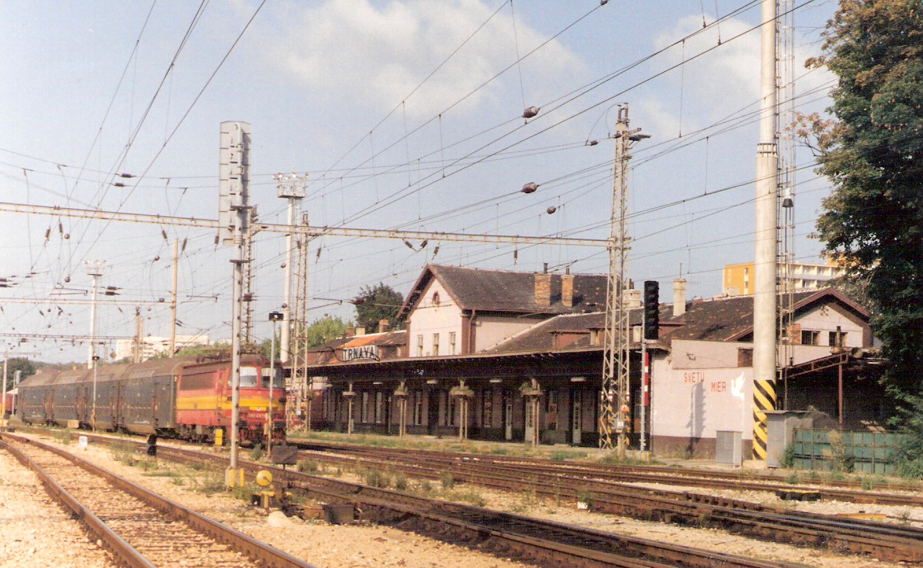  Trnava - pohľad na starú výpr. budovu od koľají. Na nich osobná poschod. súprava s 240 037-?. Trolej, návestidlo AŽD. Foto: M. Entner, 1994. 177 x 125, COLOR 