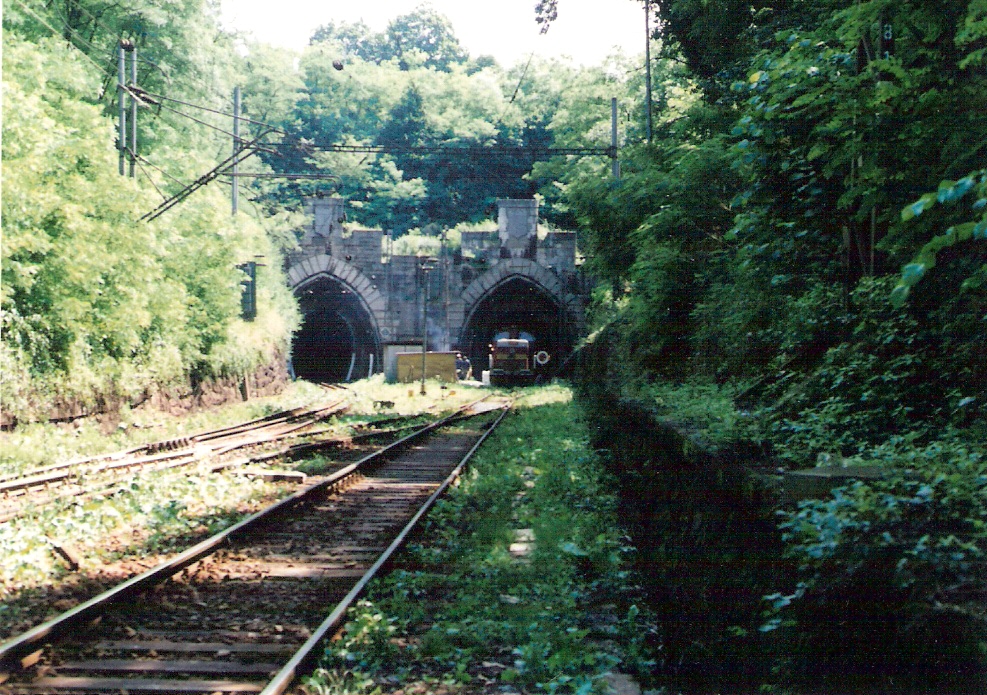  Trať pri lamačskom portále bratislavského tunela. Vzadu tunelové portály. V pravom tuneli je T 444.1. Foto: M. Entner, 17.6.1996. 125 x 90, COLOR 
