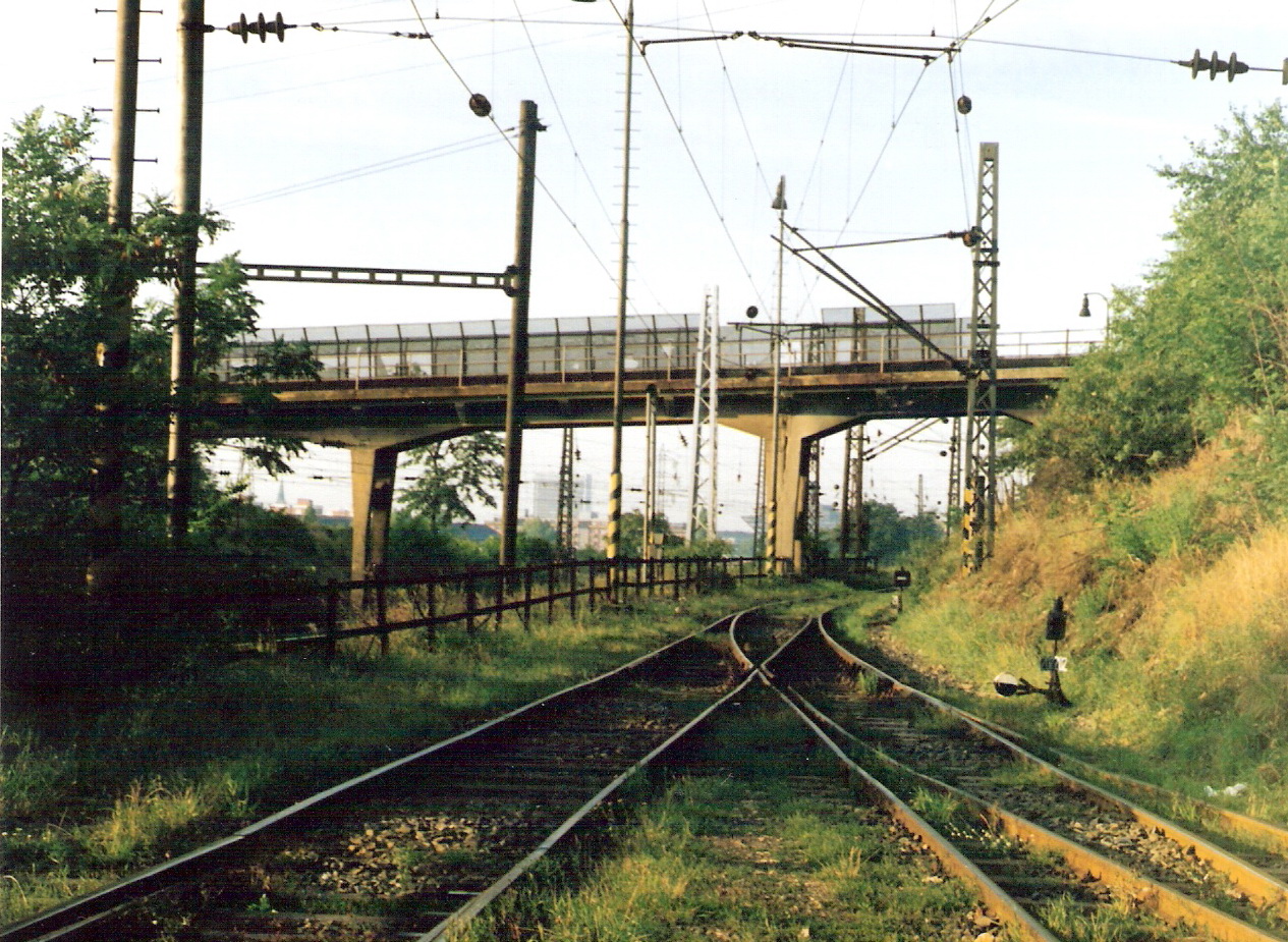  Bratislava hl. - depo, koľajisko Skala. Zhlavie koľajiska, betónový cestný nadjazd na Tupého ul. Foto: M. Entner, 25.5.1995 177 x 125, COLOR 