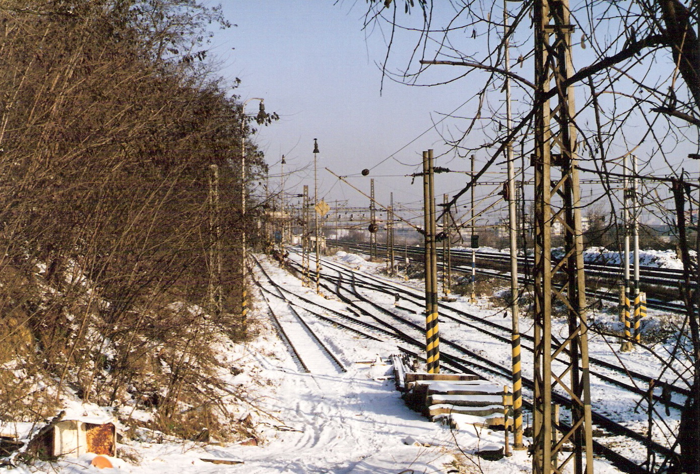  Bratislava hl. - spoj. koľaje z hl. st. do depa a odst. koľajiska. Zimný pohľad z Tupého ul. na miesto odbočenia koľaje na kalváriu. Foto: M. Entner, 1995. 177 x 125, COLOR 