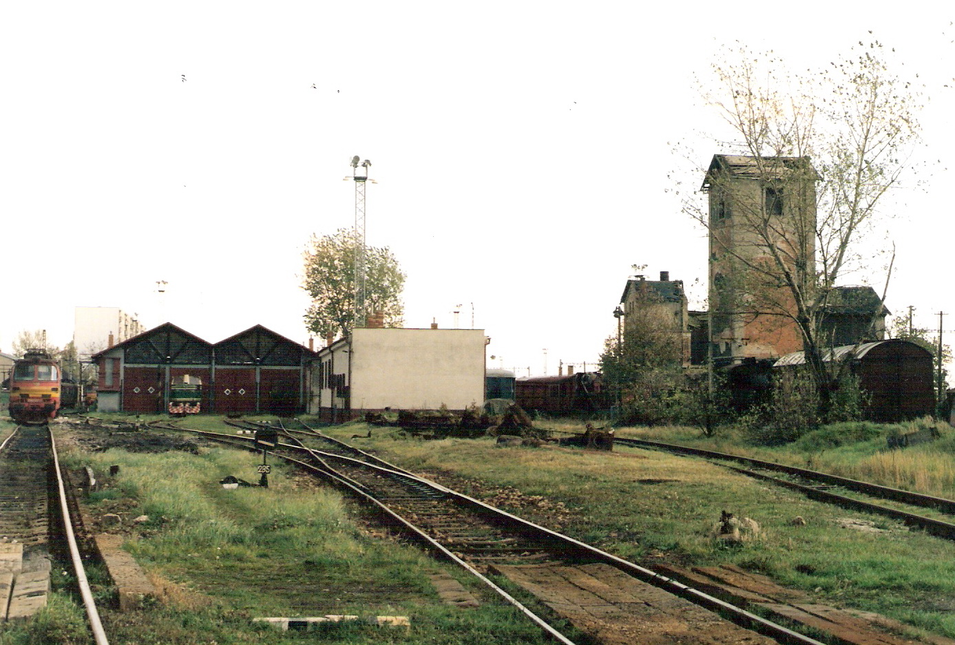  Bratislava východ - staré depo. Pohľad od točne k remíze. Vpravo budovy vodární, v strede betón. objekt Kastelán. Osvetľ. majáky. Foto: M. Entner, 5.1996. 177 x 125, COLOR 