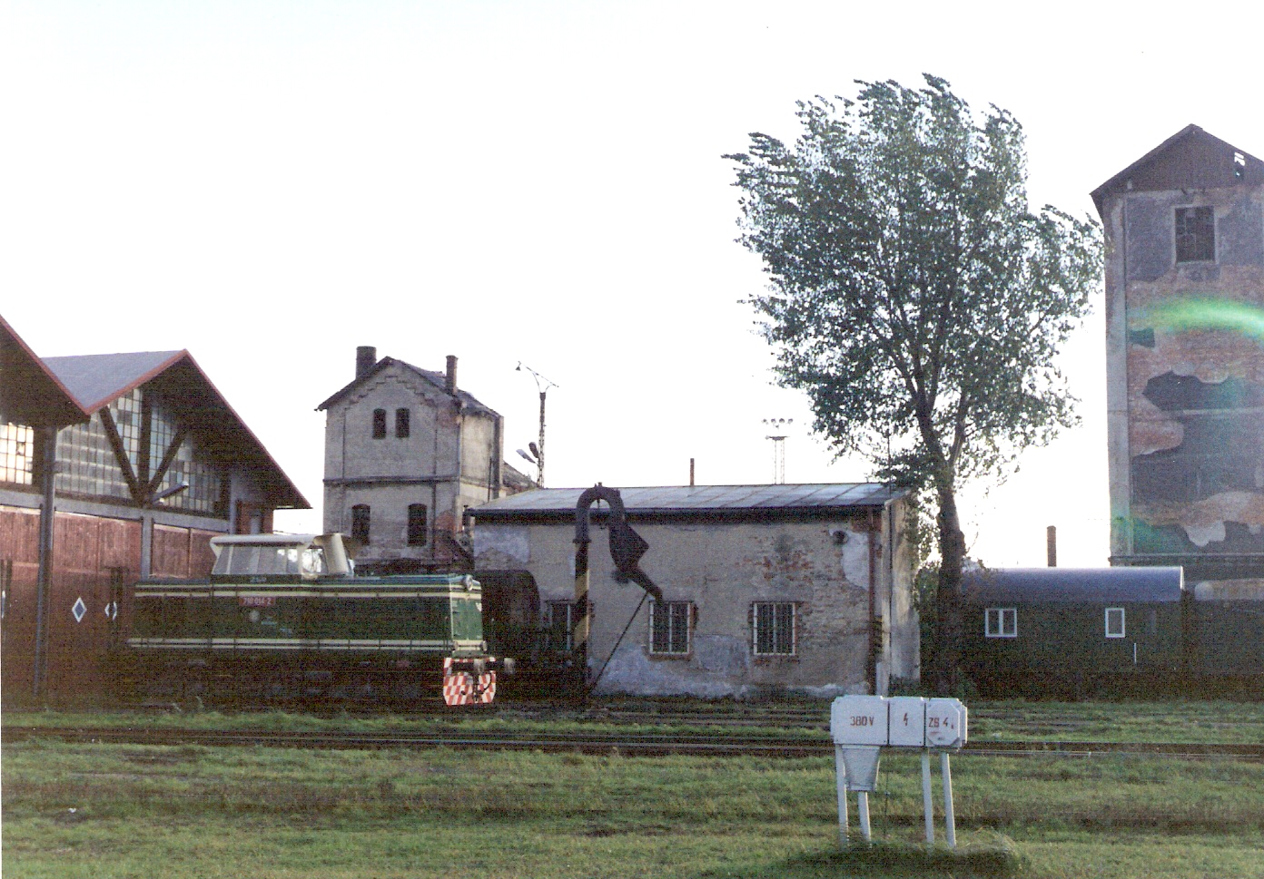  Bratisl. vých. - st. depo. Rač. str. remízy. Vľ. prieč. remízy a malá vodáreň, v strede býv. objekt tepl. vymýv., vpravo vys. vodáreň. Pred remízou 710 014-2, vod. žeriav. Foto: M. Entner, 10.1995. 177 x 125, COLOR 