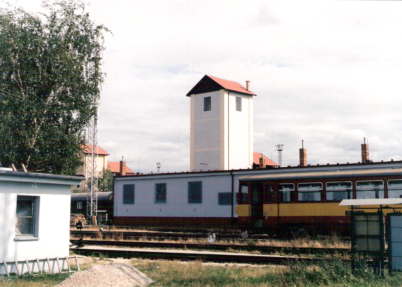  Bratislava východ - staré depo. Pohľad od výzbroj. tankov na betón. objekt Kastelán a veľkú vodáreň. Vľavo malá vodáreň. 810. Foto: M. Entner, 7.1998. 177 x 125,COLOR. 