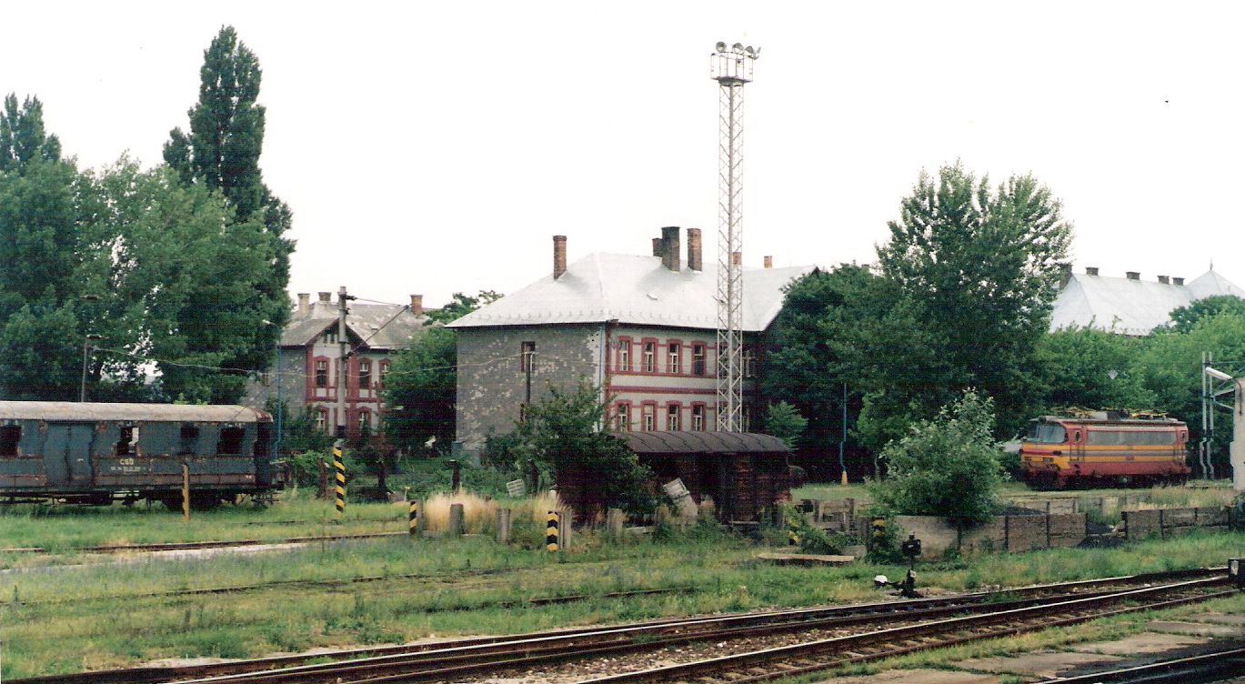  Bratislava východ - staré depo. Pohľad od rač. strany remízy na kasárne. Piesková skládka, osvetľ. maják, vpravo 240. Foto: M. Entner, 3.1996. 177 x 125, COLOR 