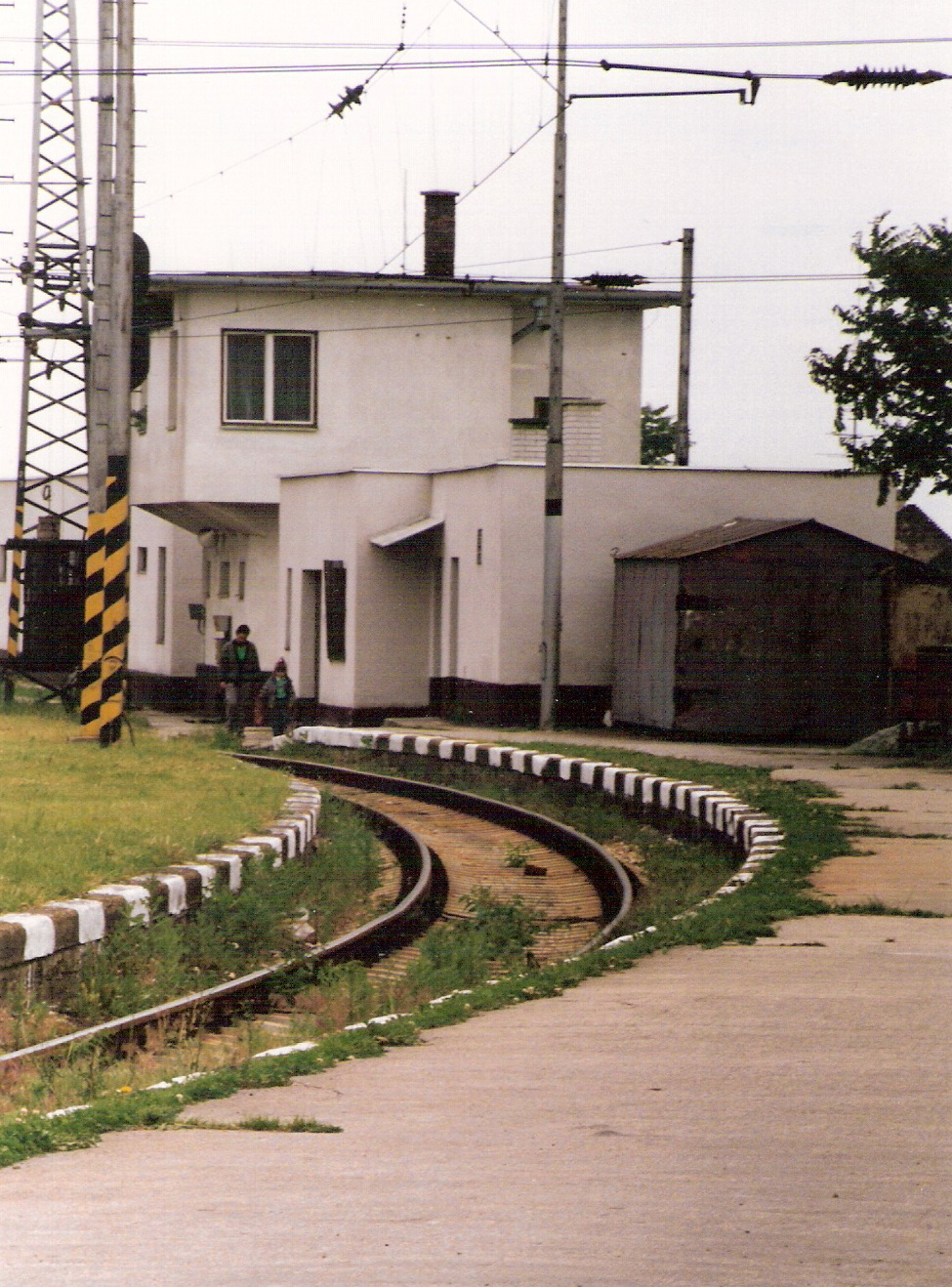  Bratislava hl. st. - pohľad zo 6. perónu na býv. račianske stavadlo. Foto: M. Entner, 4.1994. 125 x 177, COLOR 
