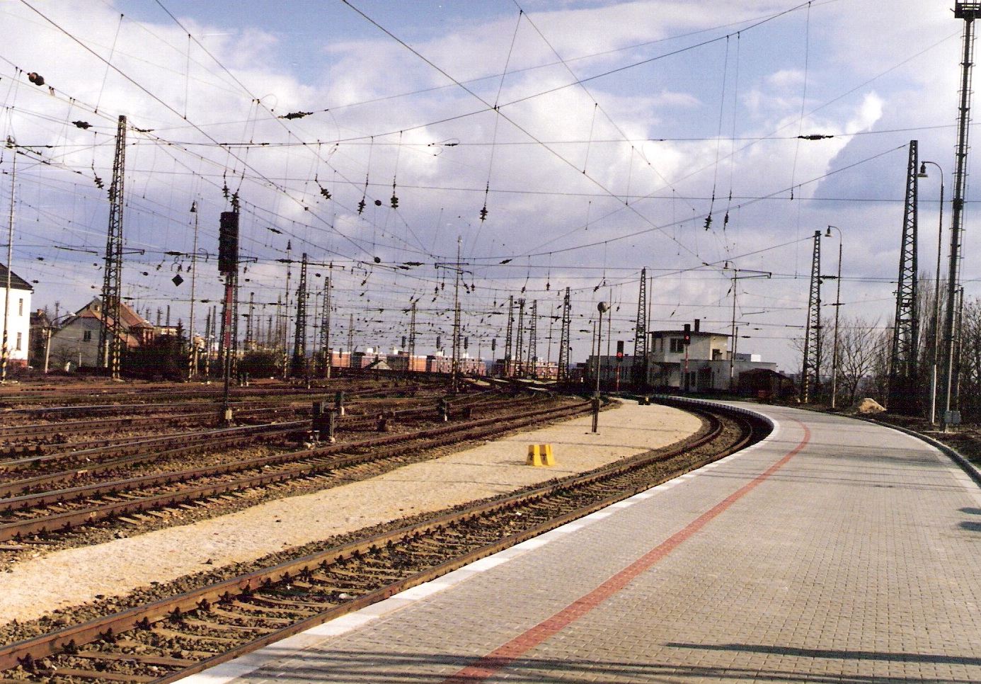  Bratislava hl. st. - široký pohľad zo 6. perónu na račianske zhlavie. Text: 6. nástupište v deň otvorenia po rekonštrukcii. Foto: M. Entner, 1.10.1995. 177 x 125, COLOR 