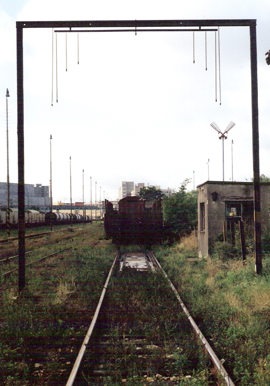  Bratislava filiálka - pohľad na obrysnicu a koľaj. váhu od Rače. Odstavené nákl. vozne. Vzadu budova žel. polikliniky. Foto: M. Entner, 1994. 125 x 177, COLOR. 