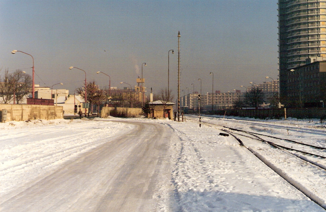  Bratislava filiálka - zimný pohľad z nákladiska, priľahlého k Račianskej ulici na rač. zhlavie. Stan. výhybkára, sídlisko, Figaro. Foto: M. Entner, 1.1995. 177 x 125, COLOR 