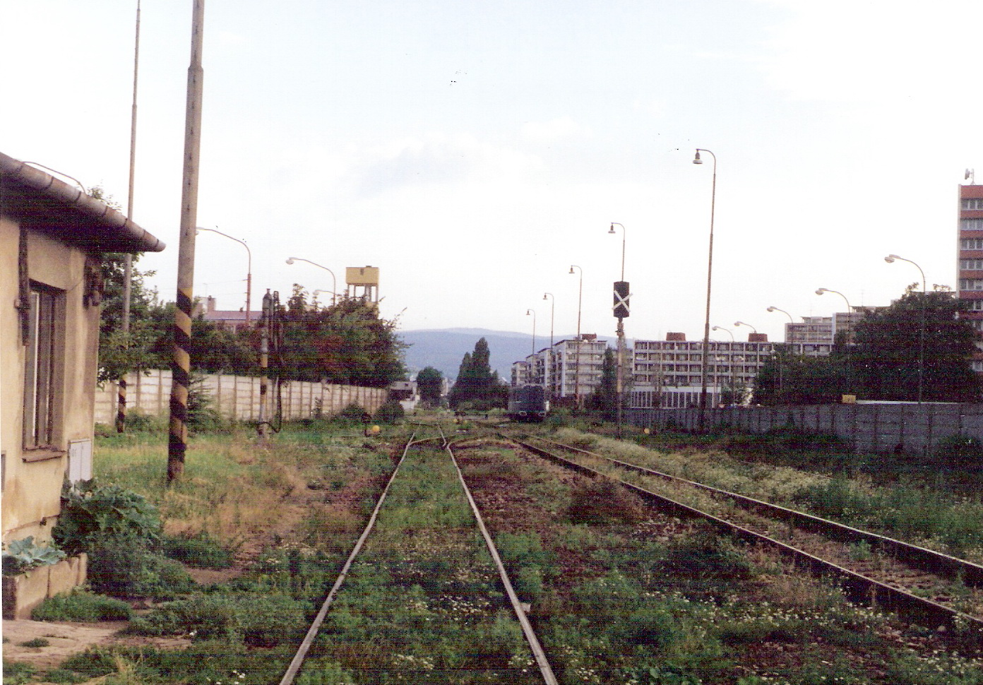  Bratislava filiálka - pohľad od stan. výhybkára na rač. strane smerom na býv. zast. Brat.-Slovany. Sídlisko, Figaro, vľavo roh stan. výhybkára. Foto: M. Entner, leto 1993. 177 x 125, COLOR 