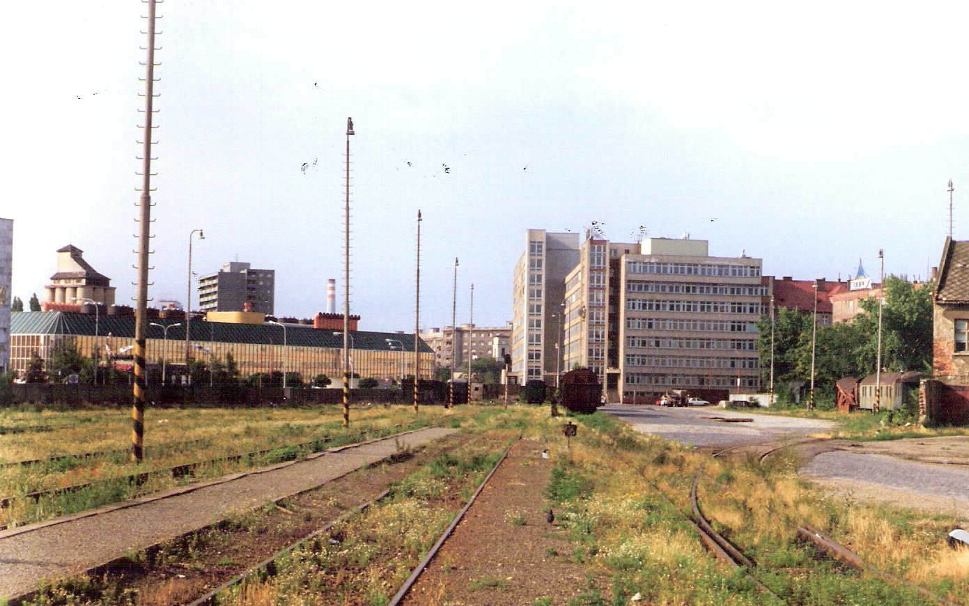  Bratislava filiálka - pohľad od nástupišťa smerom k žel. Poliklinike. Odst. prac. a nákl. vozne, nová tržnica. Foto: M. Entner, leto 1993. 177 x 125, COLOR 
