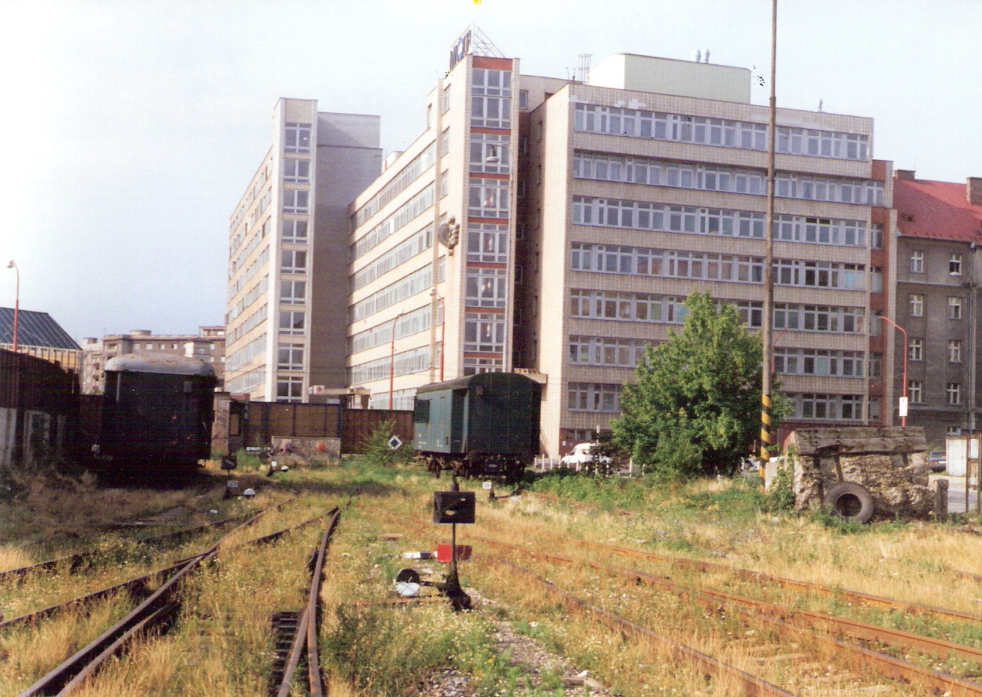  Bratislava filiálka - pohľad na koncové zhlavie a budovu žel. polikliniky. Odstavené prac. vozne. Foto: M. Entner, leto 1995. 177 x 125, COLOR. 
