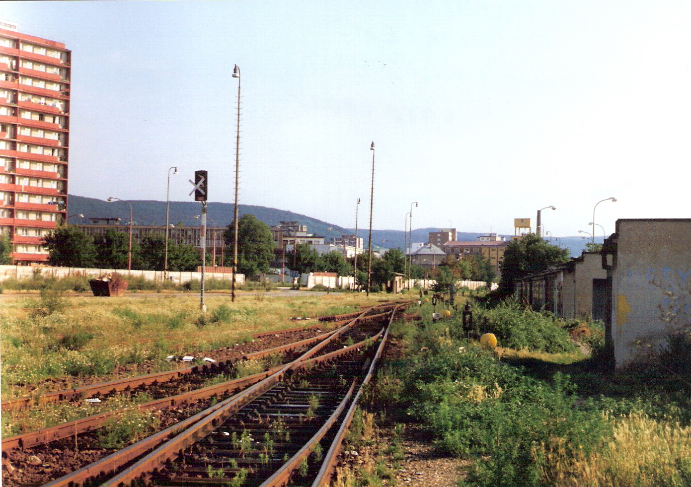  Bratislava filiálka - pohľ. od garáží pri Kukučínovej ul. na rač. zhlavie. Zruš. odchod. návest. AŽD, vzadu stan. výhybkára. SVŠT, Zváračský ústav, Figaro, sídlisko. Foto: M. Entner, leto 1994, 177 x 125, COLOR 