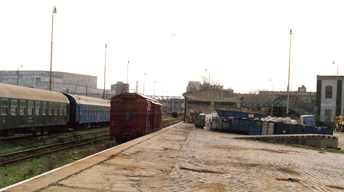  Bratislava filiálka - pohľad z vyvýš. nákladiska pri Ferone k lávke. Sklad, zberňa papiera, vľavo odstavené osobné a jeden nákl. vozeň. Foto: M. Entner, apríl 1994. 177 x 125. COLOR 