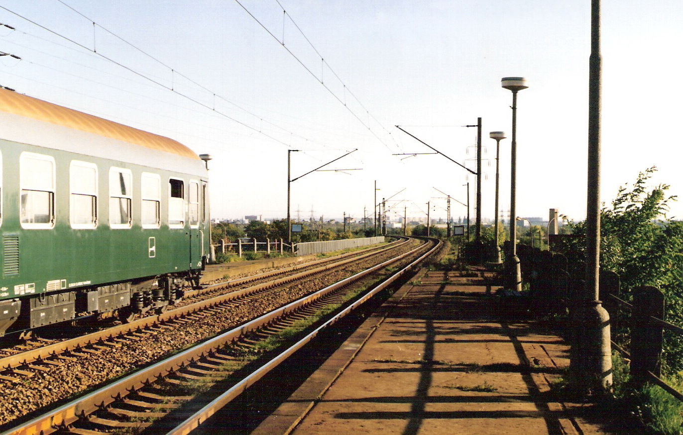  Bratislava Vinohrady - pohľad z račianskeho nástupišťa smerom na Raču. Dvojkoľ. elektrifik. trať v ľavom oblúku, osvetlenie zastávky, vľavo koniec vozňa Bac. Foto: M. Entner, 18.10.1994. 177 x 125, COLOR. 