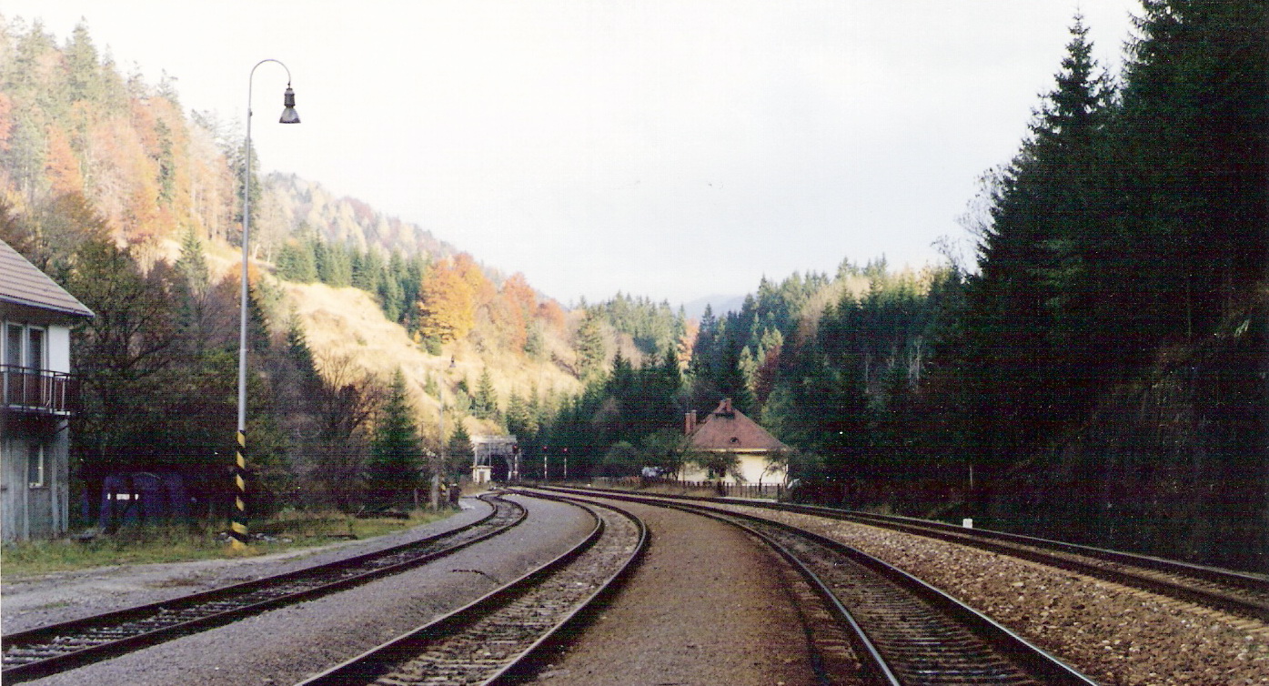  Čremošné - pohľad z úrovne výpr. budovy smerom na Harmanec. Obytný dom, vzadu odchod. návestidlá a portál tunelu. Foto: M. Entner, 9.1994. 177 x 125, COLOR 