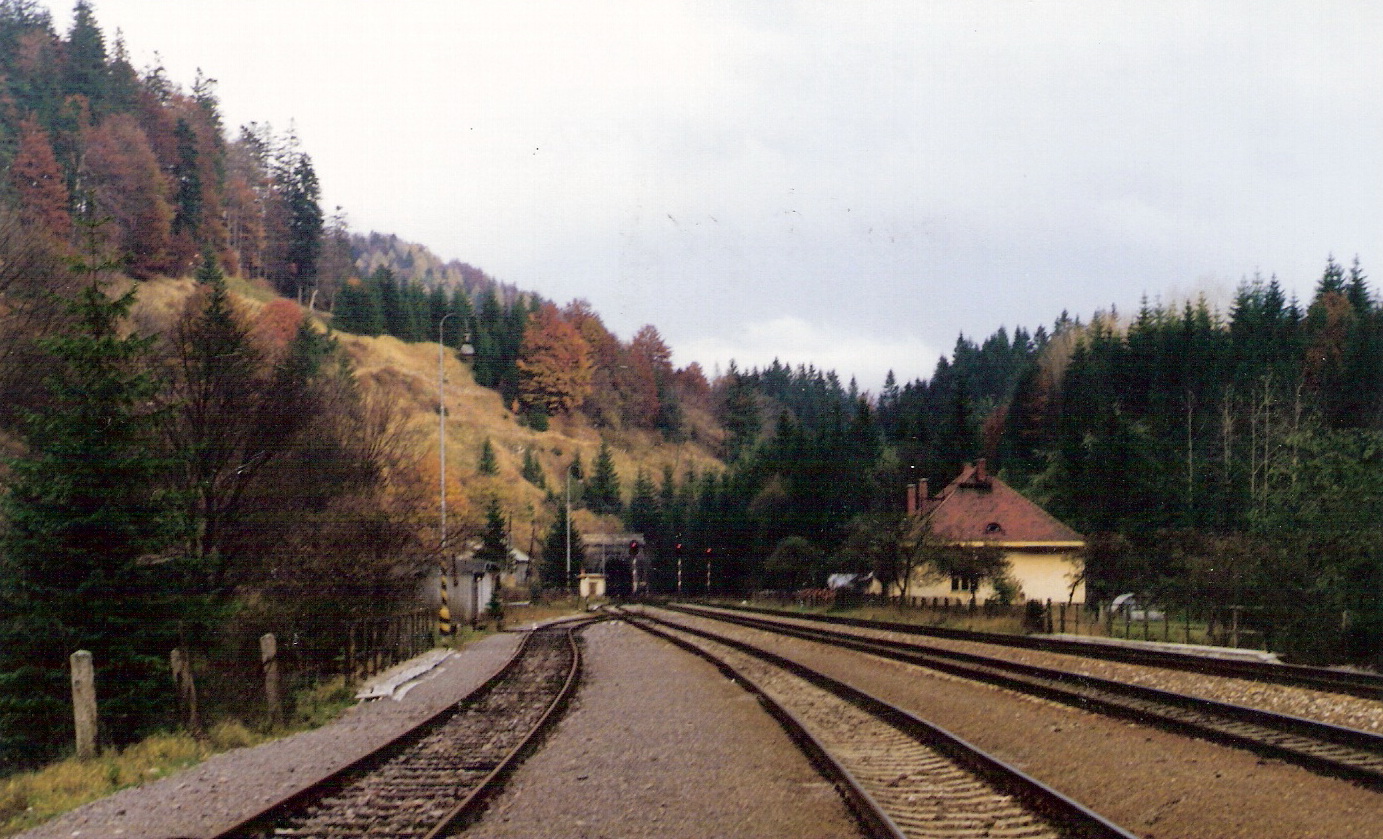 Čremošné - širší pohľad na harmanecké zhlavie od stanice. Obytný dom, vzadu odchod. návestidlá a portál tunelu. Foto: M. Entner, 9.1994. 177 x 125, COLOR 