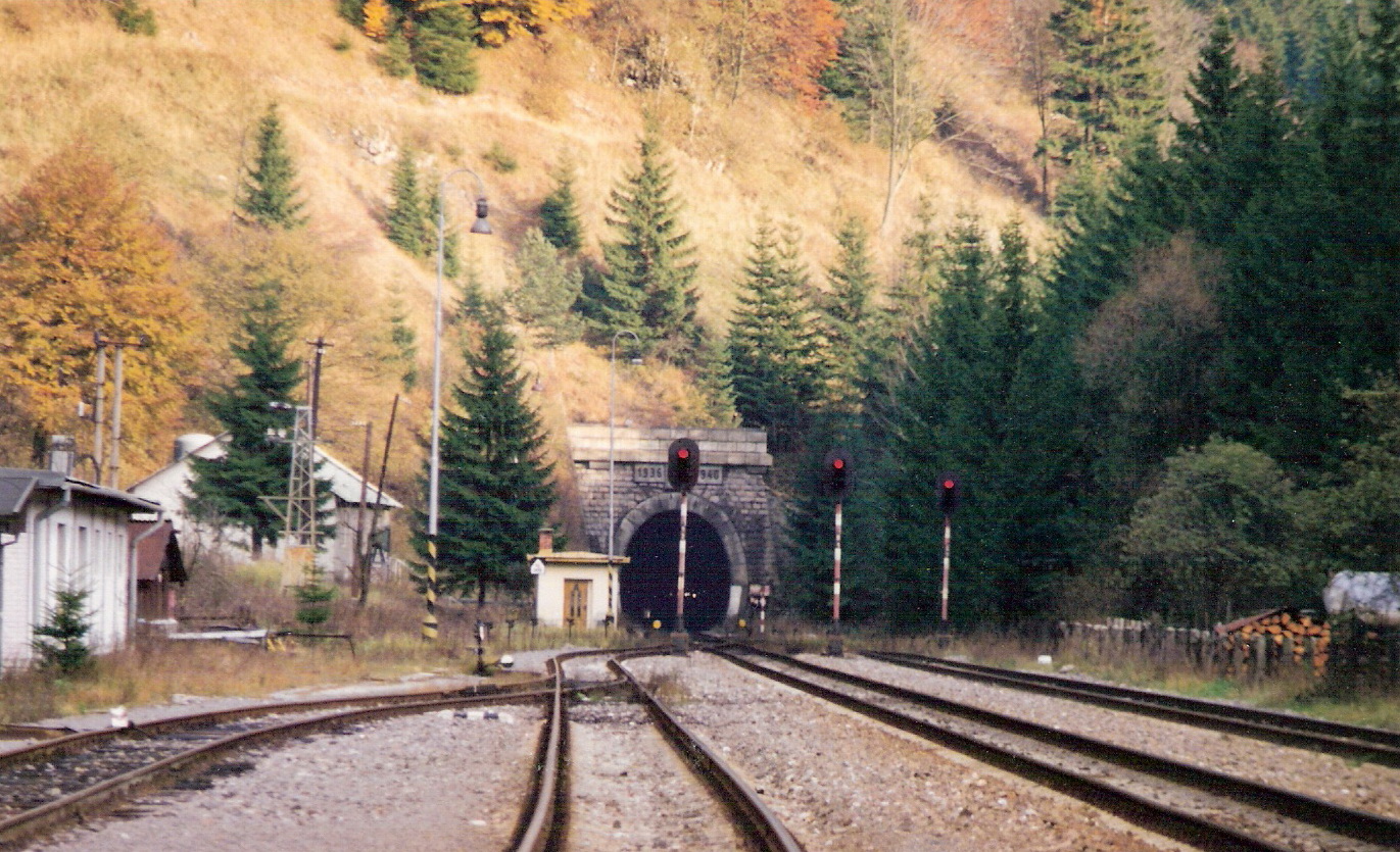  Čremošné - pohľad na harmanecké zhlavie zo strany stanice. Odchod. návestidlá, stanovište výhybkára a portál tunelu. Foto: M. Entner, 9.1994. 177 x 125, COLOR 