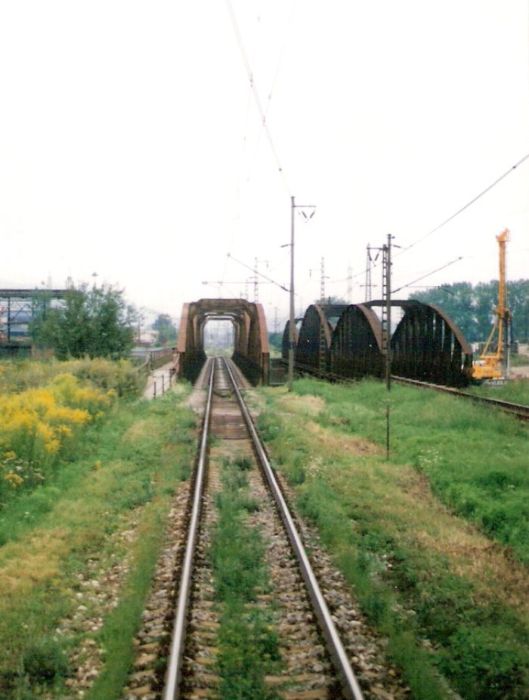  Poloparabolické mosty pri Žiline - pohľad v osi 1. koľaje smerom od Varína. Vpravo baranidlo pri práci na základe most. provizória. Foto: M. Entner, 8.1996. 90 x 125, COLOR 