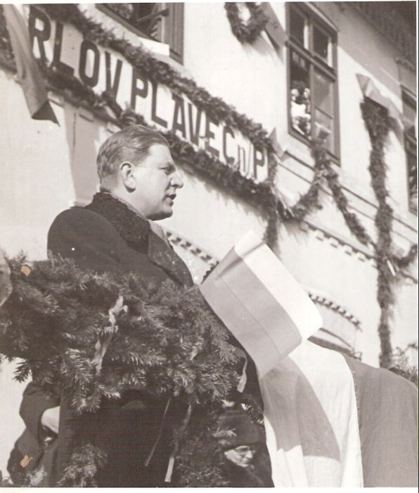  Orlov - rečník na ozdobenej tribúne pred výpravnou budovou s pôv. fasád. výzdobou a nápisom ORLOV PLAVEČ n/P. Text: Znovuotvorenie trate Orlov - Plaveč po 2. svetovej vojne. Anon., cca 1945. 120 x 137 