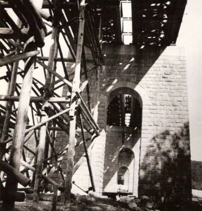  Červ. most pri Bratislave - pohľad v osi trate, kamenný pilier s dvoma nosníkmi. Drevené lešenia. Text: Novovystavaný Červený most v Bratislave po 2. sv. vojne. Foto: ČSD, Kľučka, cca 1946. 124 x 130 