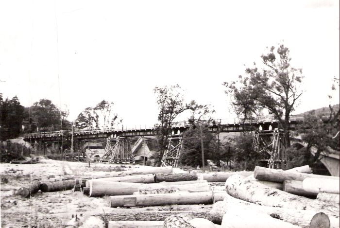  Červ. most pri Bratislave - celk. pohľad na most. provizórium. Vpredu drev. kláty, vzadu rozvaliny pôvod. mostu. Foto: Wernain, cca 1945. 170 x 123. 