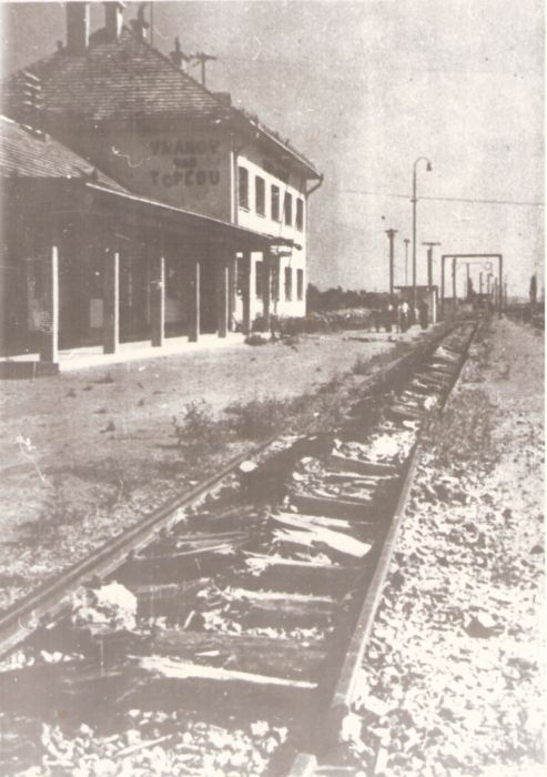  Vranov nad Topľou - vpravo priečelie výpravnej budovy, pred ňou Schienenwolfom rozoraná koľaj. Vzadu obrysnica a osvetľ. stožiar. Anon., cca 1945. 163 x 233. Fotokópia 