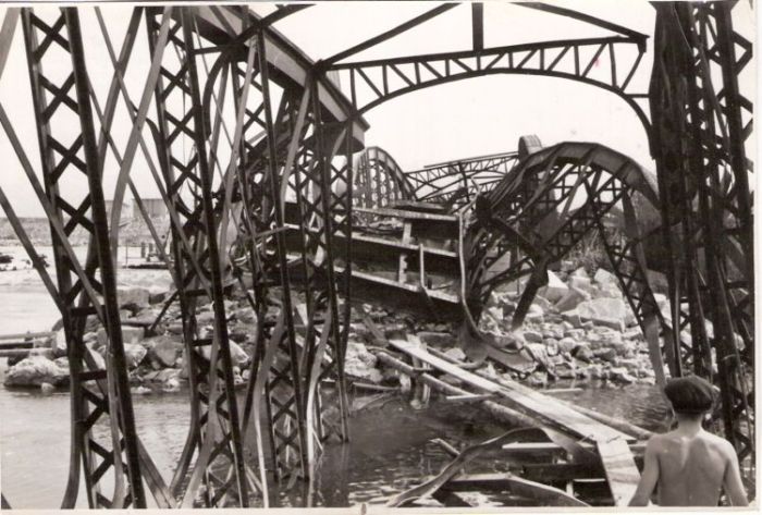  Trať Tr. Teplá - Nemšová. Trosky elipt. mosta cez Váh. Pohľad v osi býv. koľaje. Anon., cca 1945. 173 x 116 