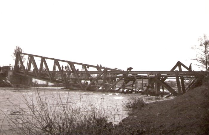  Strhnutý priamopásový jednopoľový priehrad. most s proviz. lávkou a ľuďmi. Rieka. Text: Most v Banskej Bystrici. Anon., cca 1945. 170 x 120 
