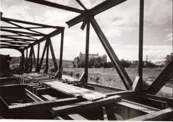  Zvolen. Poškodený priamopásový most na trati do Krupiny. Pohľad z mosta na hrad a trať pod hradom s tušeným vchod. náv. do nákl. st. Foto: Morávka, cca 1945. 175 x 123 