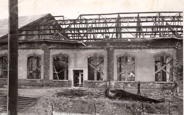  Košice. Pohľad na časť vonk. múru rotundy s pôvod. fasád. prvkami, bez oken. výplní, zčasti bez strešnej krytiny. Vnútri 555.0. Text: Výhrevňa Košice. Anon., cca 1945. 175 x 115 