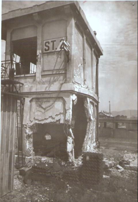  Vrútky. Výbuchom poškodené betón. prefabr. stavadlo KBŽ. Tabuľa ST.2. Vzadu skriňa príves. vozňa a haly depa. Anon., cca 1945. 118 x 172. Fotokópia 