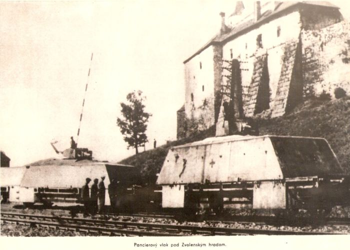  Dva tankové vozne povstaleckého pancierového vlaku pod Zvolenským hradom. Anon., 1949. 230 x 152. Fotokópia 