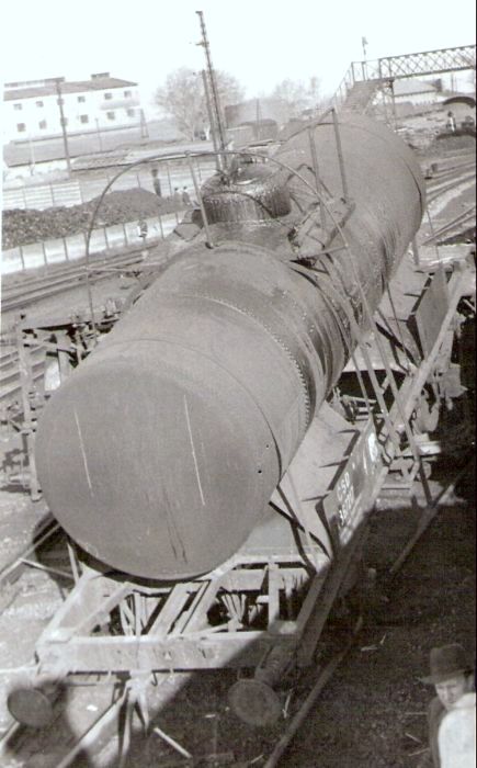  Nehoda v Leopoldove, cisterna s nitovaným kotlom jedným koncom spočív. na druhej cisterne, ležiacej na boku. Koľajisko trnavského zhlavia, vzadu lávka do depa a uholná skládka. Anon., cca 1950. 81 x 134 