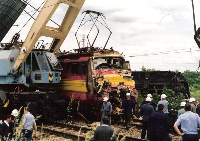  Nehoda v km 11,5 trati Jur - Rača 2.6.1995 medzi 6,46 - 6,52 hod (os 2827 a R 614). EDK 300 vedľa rozbitej 240 143-8. Ľudia v prilbách. Foto: M. Entner, 2.6.1995. 178 x 126, COLOR 