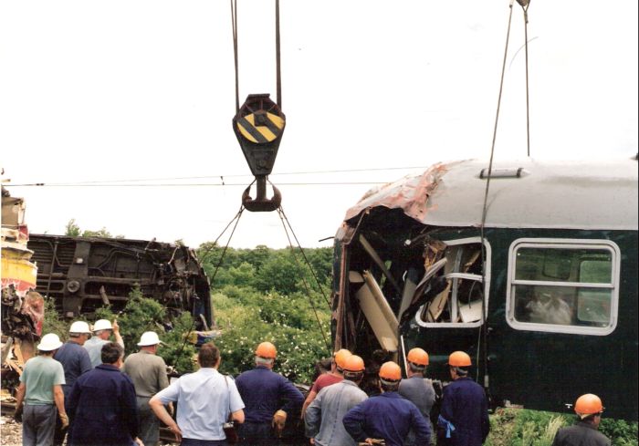  Nehoda v km 11,5 trati Jur - Rača 2.6.1995 medzi 6,46 - 6,52 hod (os 2827 a R 614). Koniec os. Vozňa 21-18 200 nadvihovaného žeriavom. Ľudia v prilbách. Foto: M. Entner, 2.6.1995. 178 x 126, COLOR 