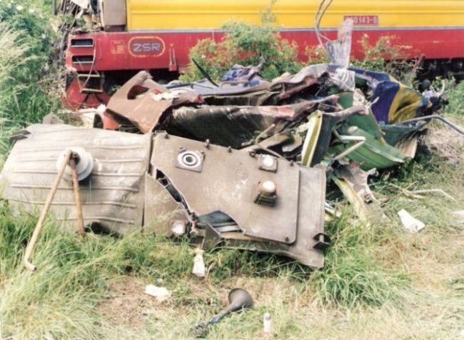  Nehoda v km 11,5 trati Jur - Rača 2.6.1995 medzi 6,46 - 6,52 hod (os 2827 a R 614). Trosky 363 153-8, vzadu časť rozbitej 240 143-8. Foto: M. Entner, 2.6.1995. 178 x 126, COLOR 