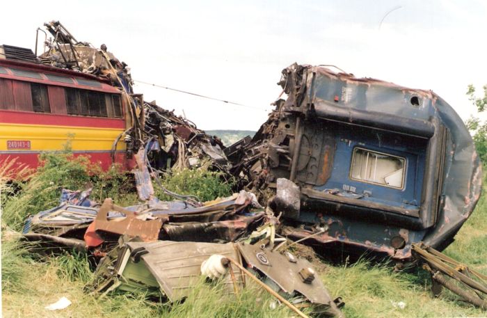  Nehoda v km 11,5 trati Jur - Rača 2.6.1995 medzi 6,46 - 6,52 hod (os 2827 a R 614). Vľavo rozbitá 240 143-8, vpravo pevrátený lôžkový vozeň. Foto: M. Entner, 2.6.1995. 178 x 126, COLOR 