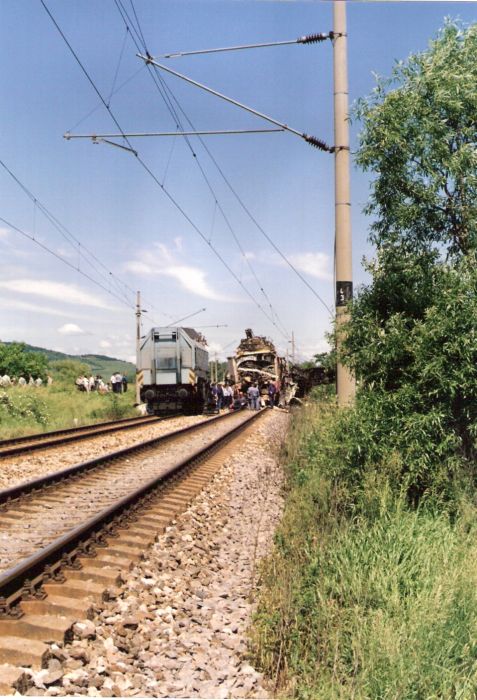  Nehoda v km 11,5 trati Jur - Rača 2.6.1995 medzi 6,46 - 6,52 hod (os 2827 a R 614). Pohľad pozdĺž osi koľaje smer Jur. EDK 750, vedľa rozbitá 240 143-8. Civili, trakč. podpera. Foto: M. Entner, 2.6.1995. 178 x 126, COLOR 