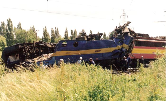  Nehoda v km 11,5 trati Jur - Rača 2.6.1995 medzi 6,46 - 6,52 hod (os 2827 a R 614). Do seba zaklin. rušne 363 153-8 a 240 143-8, vzadu prevrát. lôžk. vozeň. Ľudia v prilbách. Foto: M. Entner, 2.6.1995. 178 x 126, COLOR 