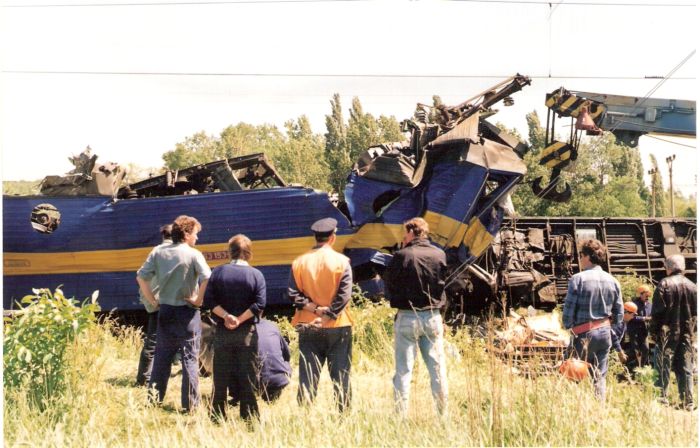  Neh. v km 11,5 trati Jur - Rača 2.6.1995 medzi 6,46 - 6,52 hod (os 2827 a R 614). Trosky 363 153-8, vpr. rameno EDK 750, vzadu prevrát. lôžk. vozeň. Robotníci i civili. Foto: M. Entner, 2.6.1995. 178 x 126, COLOR 