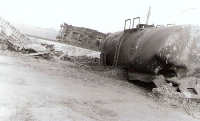  Neh. na spojke medzi ÚNS a Slovnaftom 6.2.1974. Vľavo koniec nízkosten. vozňa, vpr. kotol cisterny, trať, za ňou časť prevrát. T 669.0. Text: Trosky po žel. zrážke pri Slovnafte 6.2.1974. Anon., 2.1974. 115 x 80 