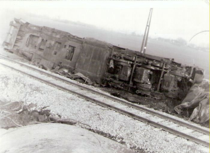  Nehoda na spojke medzi ÚNS a Slovnaftom 6.2.1974. Pohľad od koľaje na spodok prevrátenej T 669.0. Text: Trosky po železničnej zrážke pri Slovnafte 6.2.1974. Anon., 2.1974. 115 x 80 
