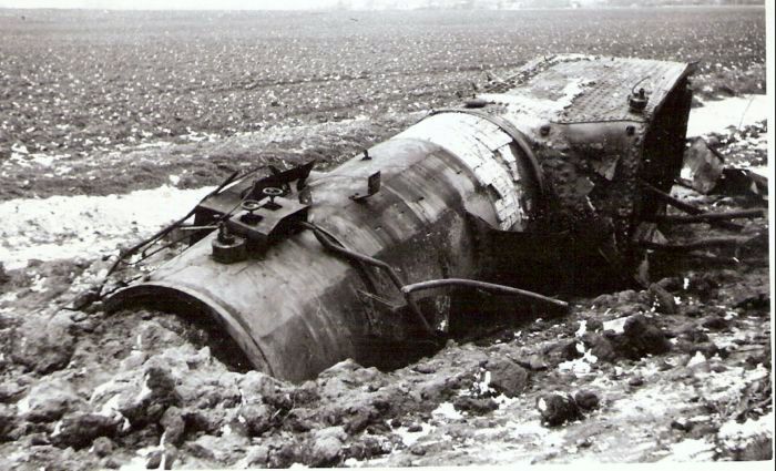  Výbuch kotla 555.3277 pri Sládkovičove 5.2.1964. Kotol rušňa ležiaci na pravom boku v poli - pohľad od dýmnice. Anon., 2.1964. 135 x 82 